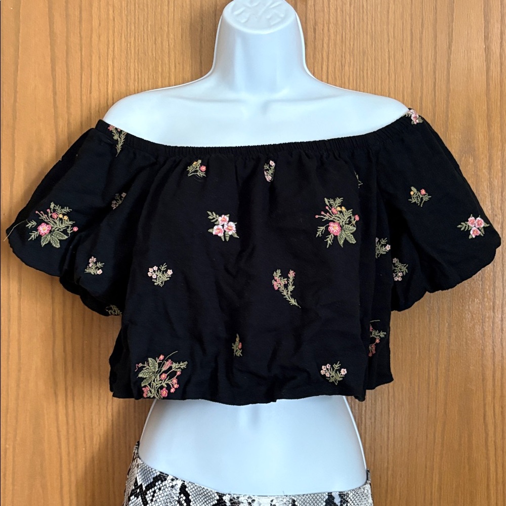 American Eagle Outfitters size SMALL  Black Floral Off-Shoulder Top